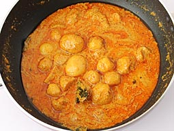 Kashmiri Dum Aloo Recipe - Authentic Kashmiri Aloo Curry with Deep ...