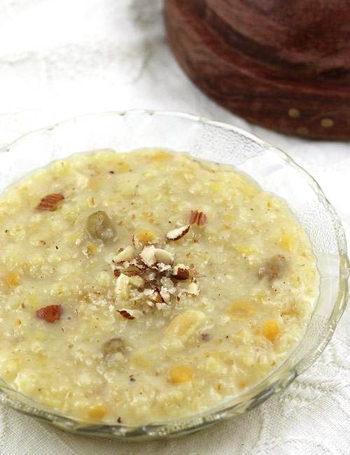 Khichdo Recipe - Nutritious Gujarati Sweet of Cracked Wheat, Milk & Nuts