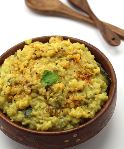 Recipe of Gujarati Khichdi with Garlic Tadka