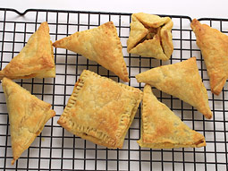 https://cdn3.foodviva.com/static-content/food-images/snacks-recipes/vegetable-puff/step-14.jpg